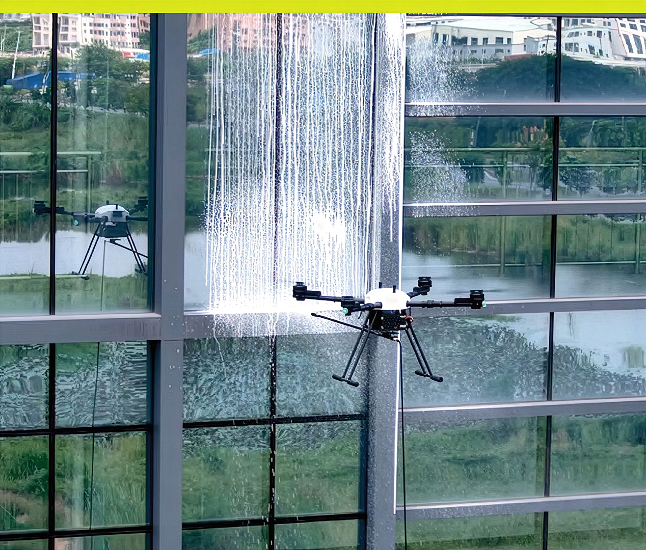 Dron lavando fachada de edificio de cristal